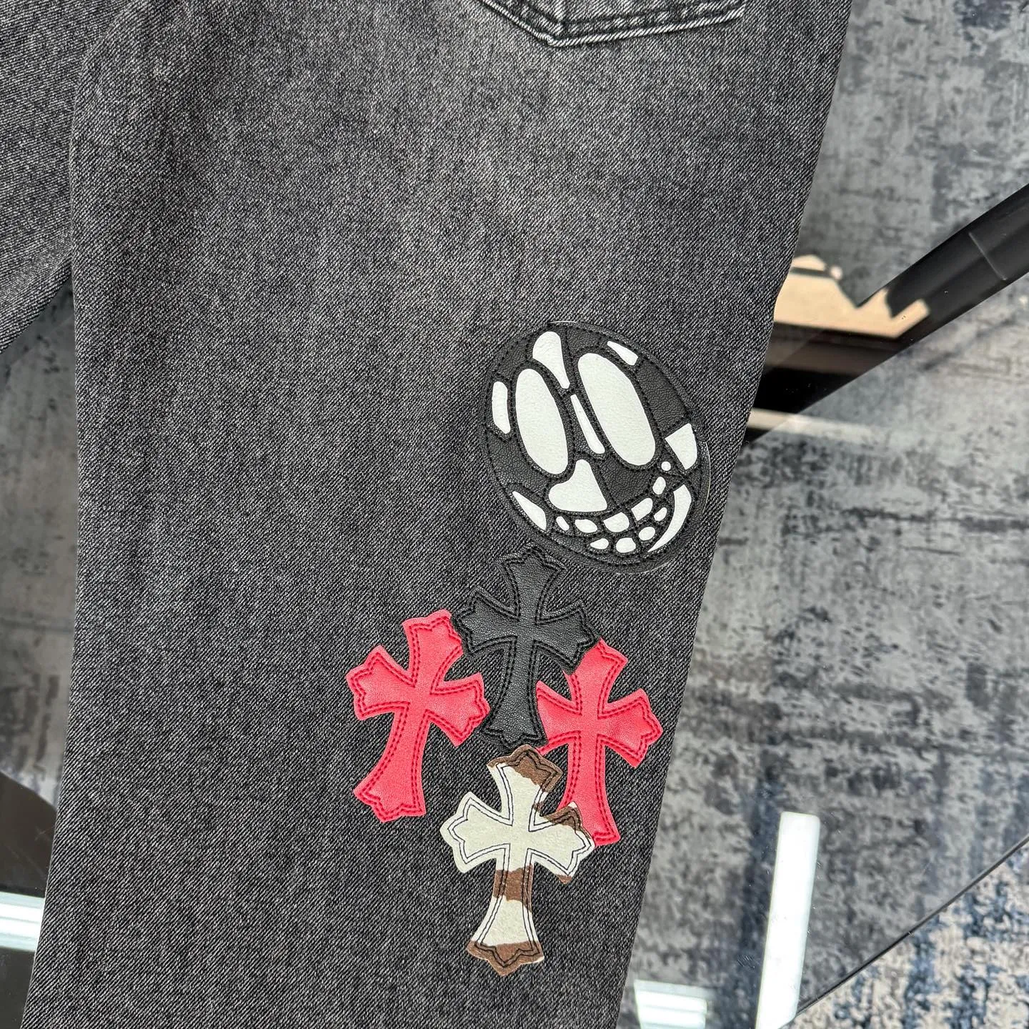 P300 Chrome Hearts CH Chrome Hearts three-color patchwork leather grimace element rapper Nomi's same style cross jeans, truly restores the ultimate vintage texture (no original standard flat version) Italian special cowhide print and then cut, custom-made sheepskin three-layer thick line leather, the whole body is spliced in heavy water washing process, craftsmen hand-splash ink, you can see the details, three-dimensional cutting version, loose and comfortable, not picky about the figure, tall and slim, factory Seiko, original factory quality control, same style for men and women Can be matched with couples. Versatile recommendation. Must-have jeans for all seasons. Color: black Size: S-XL (28-36)